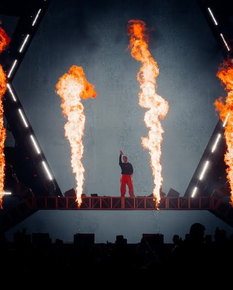 DJ Snake durante un show con pirotecnia